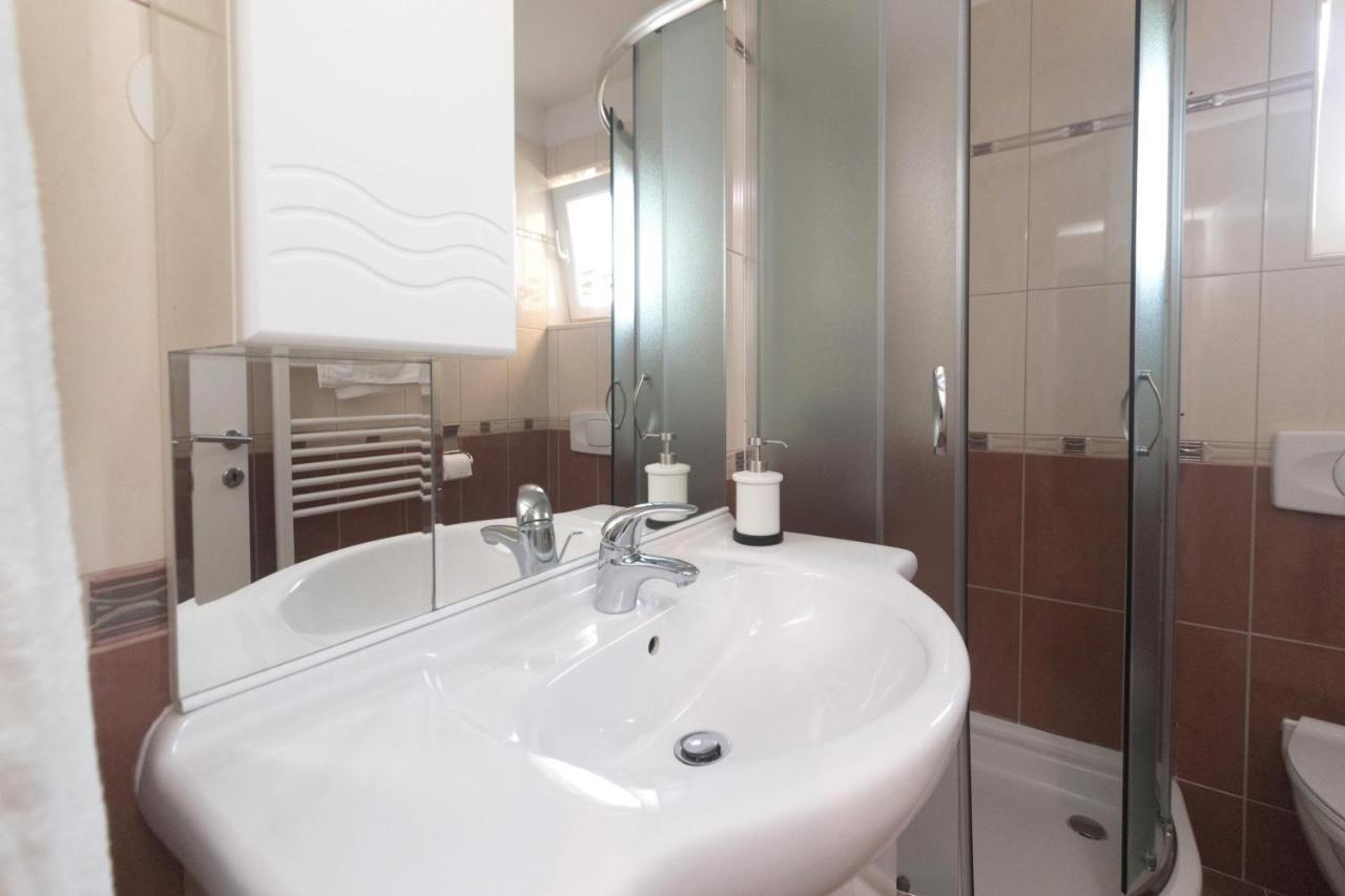 Apartmani Lenka Ugljan Extérieur photo