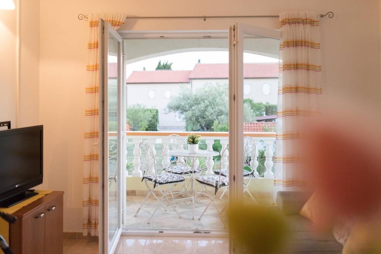 Apartmani Lenka Ugljan Extérieur photo