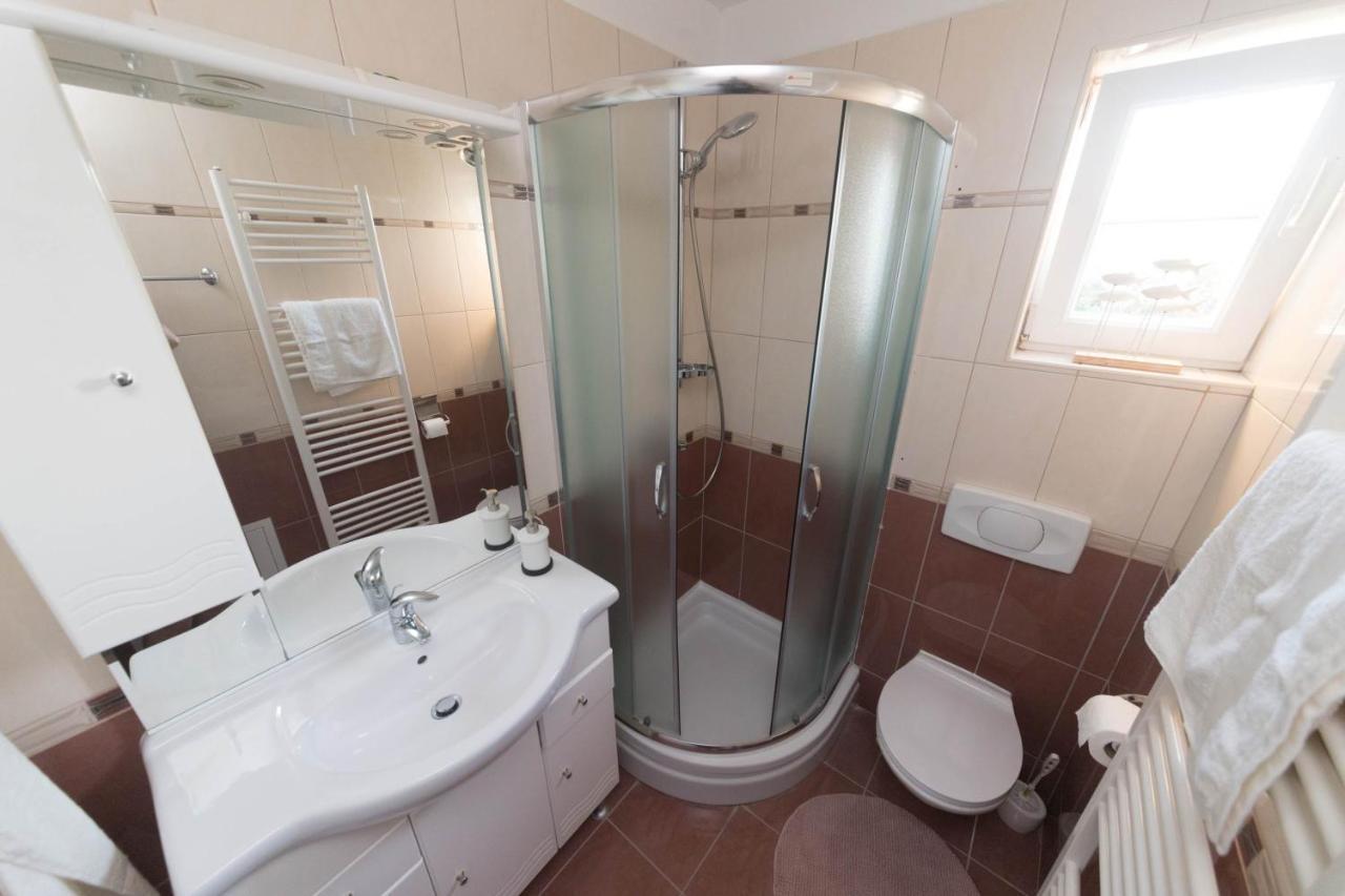 Apartmani Lenka Ugljan Extérieur photo